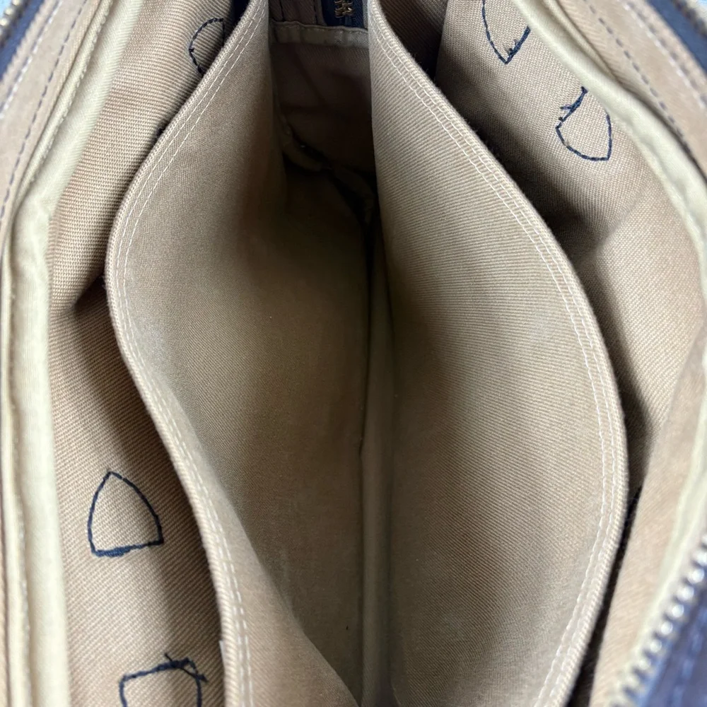 Filson Original Twill Briefcase
Discreet tag/ inside flap - Picture 7 of 14